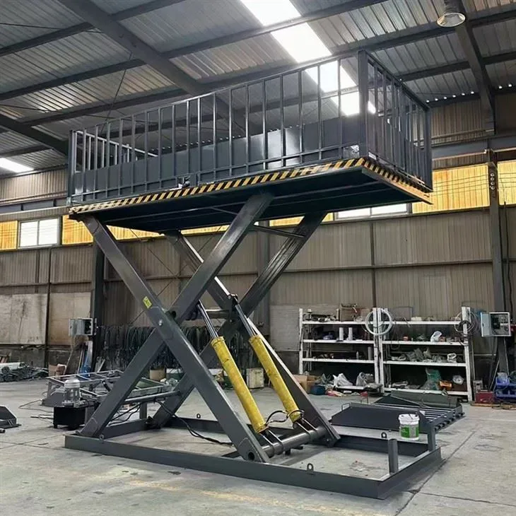 Lift vertical de marfă cu foarfecă